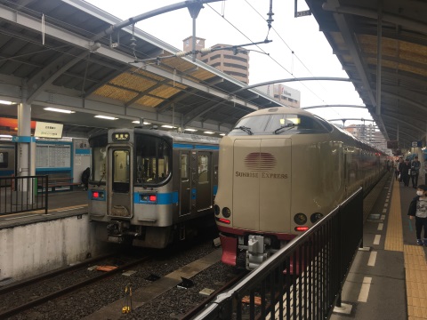 高松駅に到着。サンライズはこの後琴平に向かいます