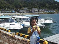 エミとエミ、保田漁港にて