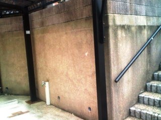 補修工事/自然石透水舗装材（壁面用）/施工前