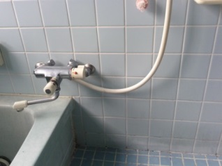サーモスタット式シングルレバーシャワー混合水栓（施工前）