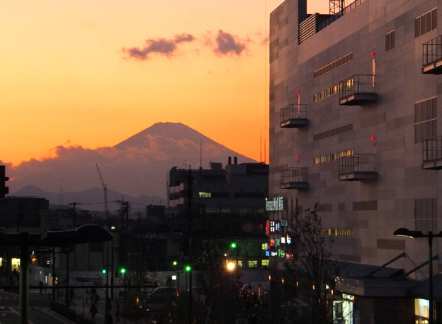 テラスモール湘南に映える富士山