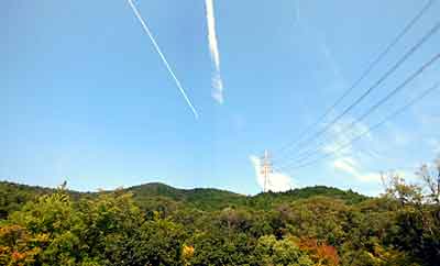 夏の日、大谷山上空に二筋の飛行機雲