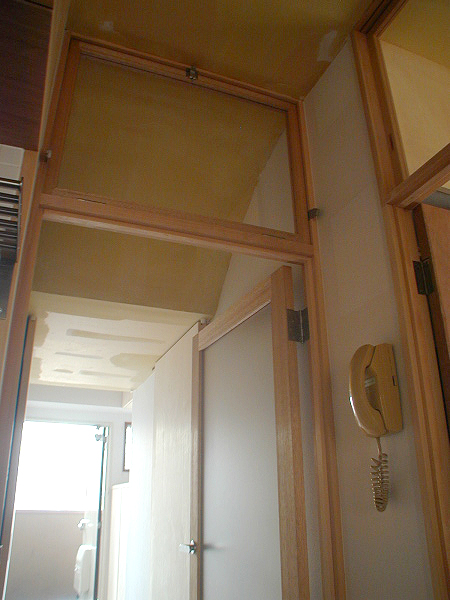photo:ドアと通風用に欄間