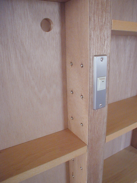 photo:本棚に組込んだスイッチ