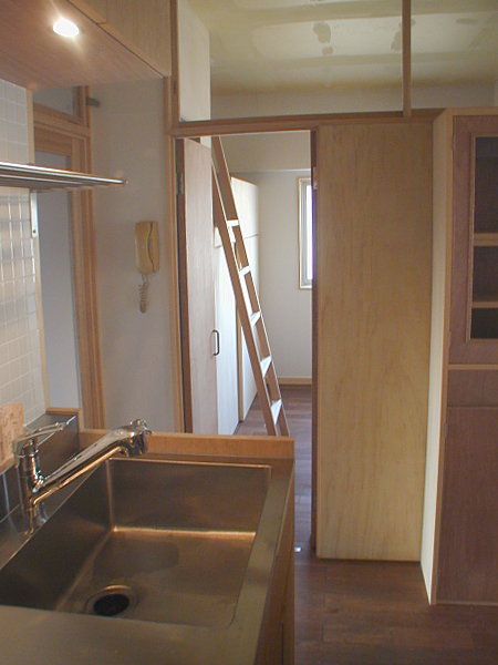 photo:キッチンと個室入口