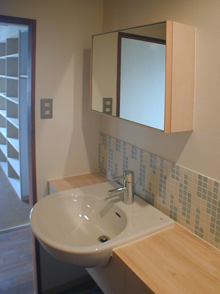 photo:洗面台と収納鏡