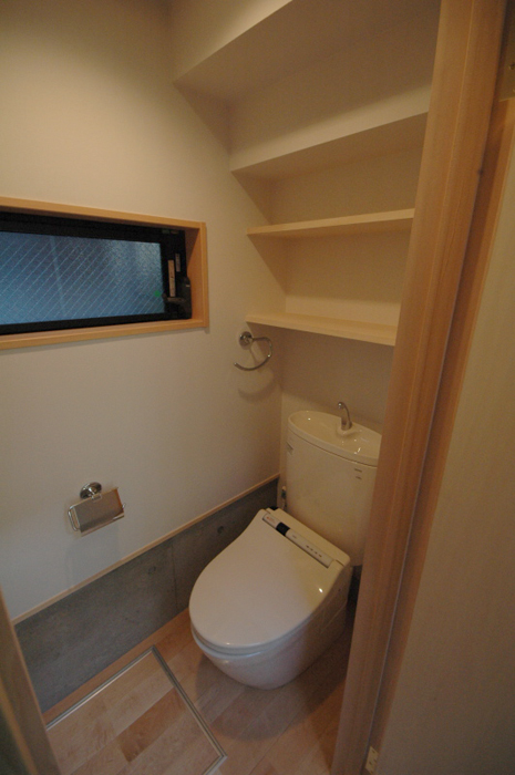 photo:階段下のトイレ