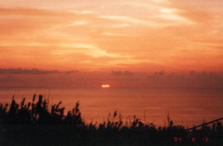 海に沈む夕日。ココまでは平和だった。