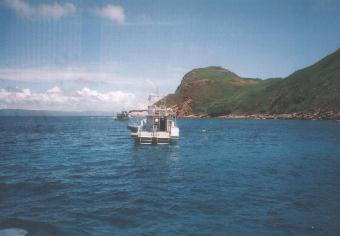 仲ノ神島とダイビング船