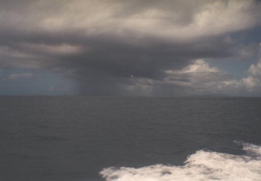 鳩間島を覆い隠す雨雲