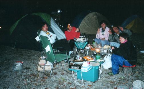 再び夜のキャンプ場
