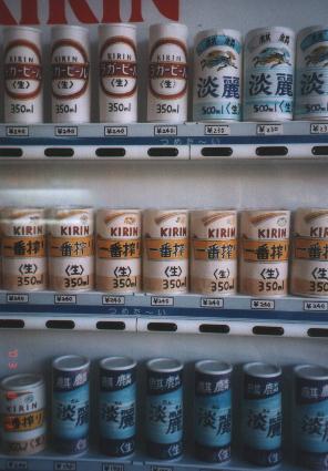前田商店の自販機。よく見ればサンプルが手書き