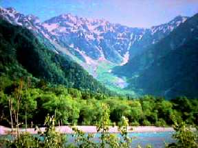 信州・上高地からのアルプス連峰穂高岳。信州のこの近くには上高地温泉、中の湯温泉、坂巻温泉があります。