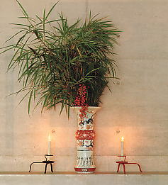 松竹梅の柄の大きな壷に、松、笹、南天